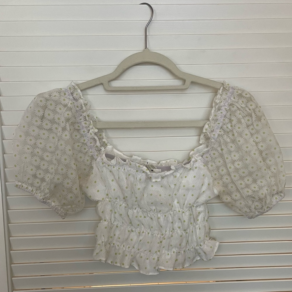 White daisy crop. Womens top. Puff sleeves.
